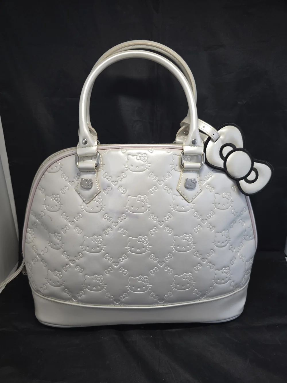 HELLO KITTY LOUNGEFLY EMBOSSED PATENT DOME SATCHEL BAG CREAM PEARL BOW PURSE